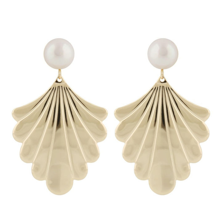 Lydia big pearl pendant ear no grupo Brincos / Brincos de pérola em SCANDINAVIAN JEWELRY DESIGN (1292-7600362)