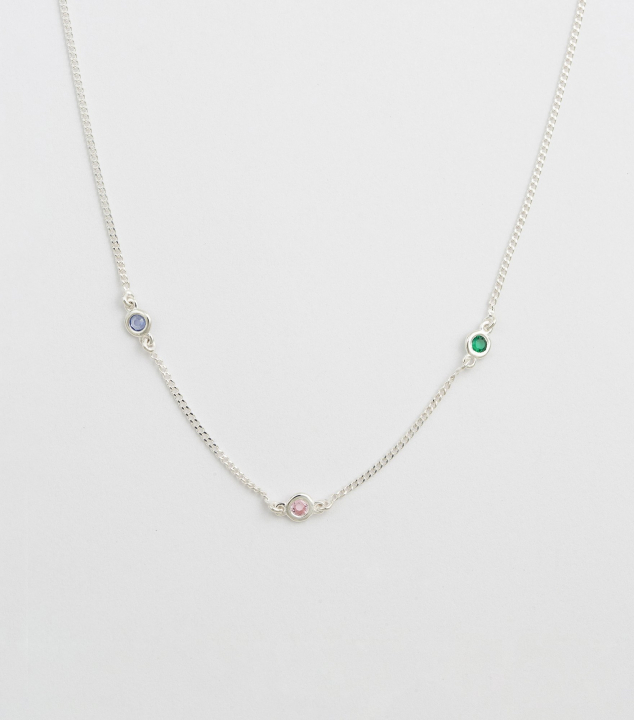Treasure Shimmer Necklace Silver Multi no grupo Colares / Colares de prata em SCANDINAVIAN JEWELRY DESIGN (NS1355MU)