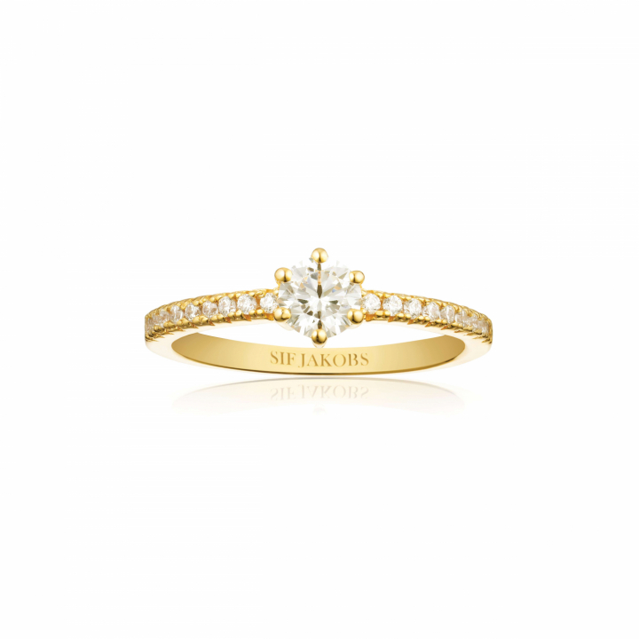 ELLERA UNO GRANDE Anel Vita Zirkoner Ouro no grupo Anéis / Anéis de ouro em SCANDINAVIAN JEWELRY DESIGN (SJ-R42282-CZ-YG)
