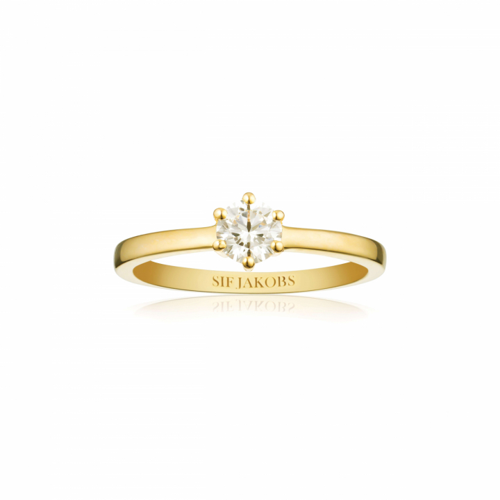 ELLERA UNO PIANURA GRANDE Anel Vita Zirkoner Ouro no grupo Anéis / Anéis de ouro em SCANDINAVIAN JEWELRY DESIGN (SJ-R42283-CZ-YG)
